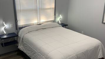 1 soverom, skrivebord, wi-fi (inkludert) og sengetøy