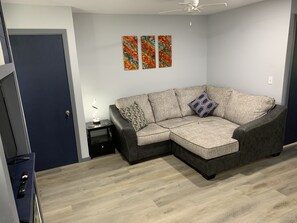 Smart TV, fireplace - Cheerful newly remodeled 1-bedroom with fireplace (Norton)