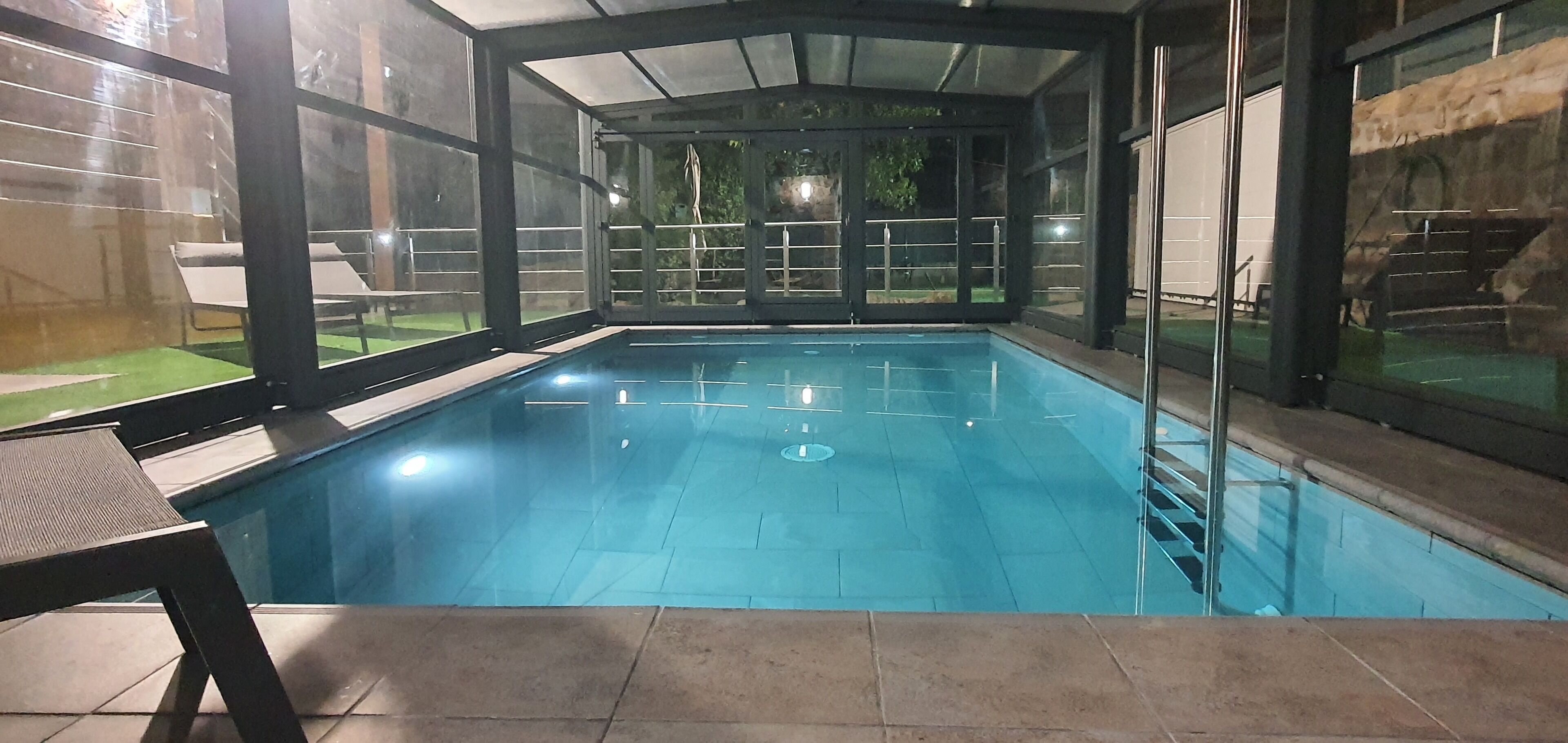 Una piscina cubierta, una piscina al aire libre