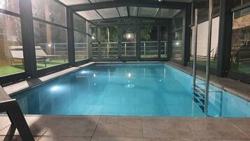 Una piscina cubierta, una piscina al aire libre