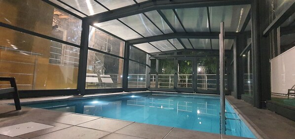 Alberca techada y alberca al aire libre