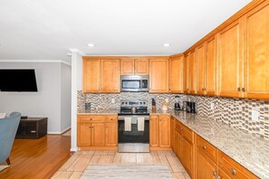 雪櫃、微波爐、焗爐、爐具