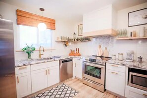 冷蔵庫、電子レンジ、オーブン、コンロ