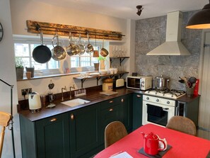 Réfrigérateur, four à micro-ondes, un four, surface de cuisson