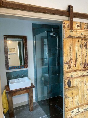 Baignoire, séchoir à cheveux, serviettes fournies