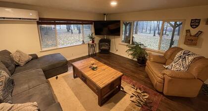 Cozy Home on 5 wooded acres.Close to Applegate River,Parks,Fishing and Vineyards