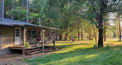 Cozy Home on 5 wooded acres.Close to Applegate River,Parks,Fishing and Vineyards