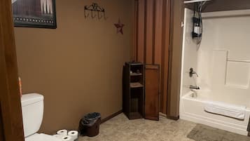 Ensemble douche/baignoire, sèche-cheveux, serviettes fournies, savon