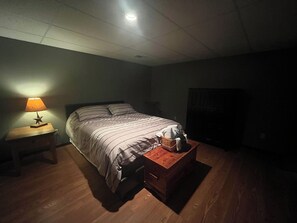 2 habitaciones, tabla de planchar con plancha y cuna de viaje