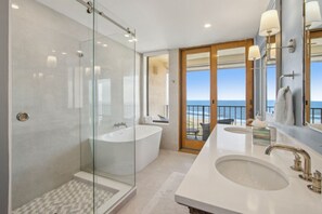 Ensemble douche/baignoire, sèche-cheveux, serviettes fournies