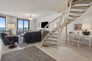 Smart TV, ping pong, books - Oceanfront Penthouse Paradise: Stunning Views (Fernandina Beach)