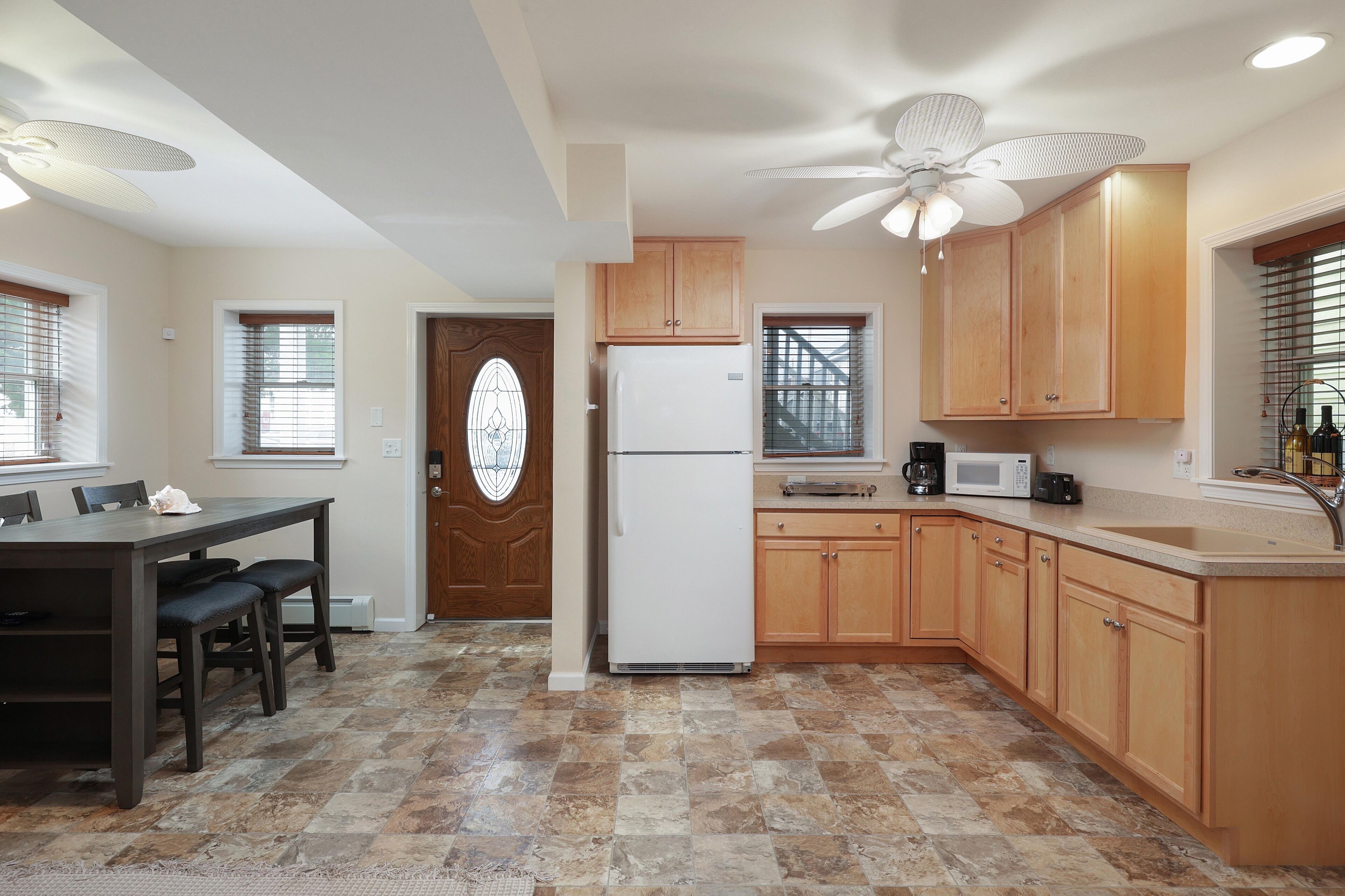 Kühlschrank, Mikrowelle, Herdplatte, Toaster