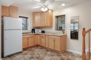 Refrigerador, microondas, parrilla de estufa y tostadora 