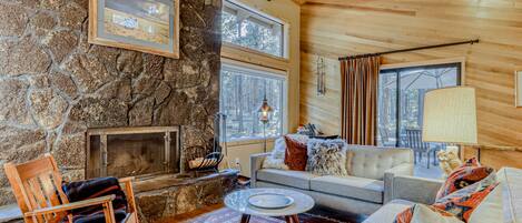 Télévision, cheminée, table de tennis de table