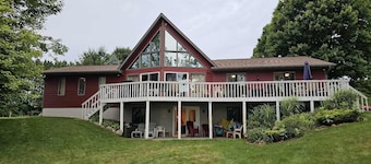 Big Red Lakefront Getaway & Golf Retreat at Canadian Lakes