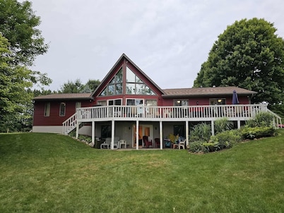Big Red Lakefront Getaway & Golf Retreat at Canadian Lakes
