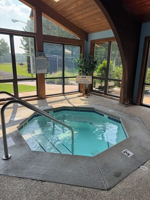 من حمّامات السباحة المغطاة، حمّام سباحة خارجي