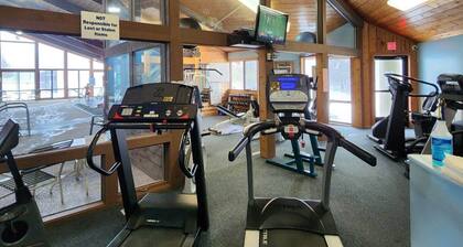 Big Red Lakefront Getaway & Golf Retreat at Canadian Lakes