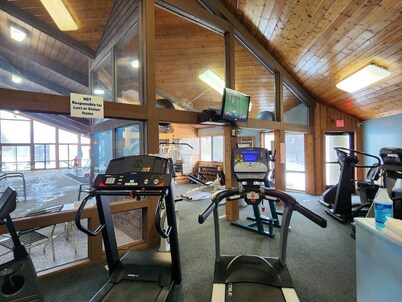 Big Red Lakefront Getaway & Golf Retreat at Canadian Lakes