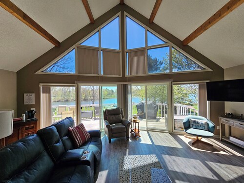 Big Red Lakefront Getaway & Golf Retreat at Canadian Lakes