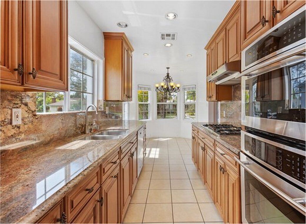 Relax in 3 Bedroom West LA Home w/BBQ and Hot Tub