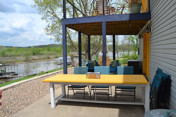 Outdoor dining - Lakefront, private dock on cove near HaHa Tonka, Ballparks National Park, kayaks (Camdenton)