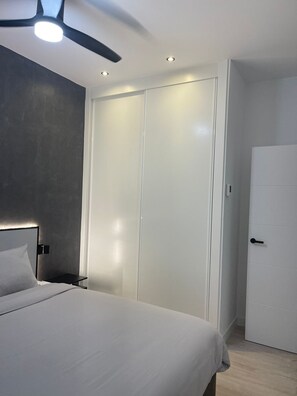 1 slaapkamer, een strijkplank/strijkijzer, gratis wifi, beddengoed