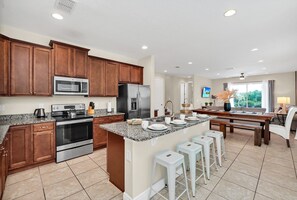 Casa (Multiple Bedrooms) | Cocina privada | Microondas, horno, parrilla de estufa y lavavajillas 