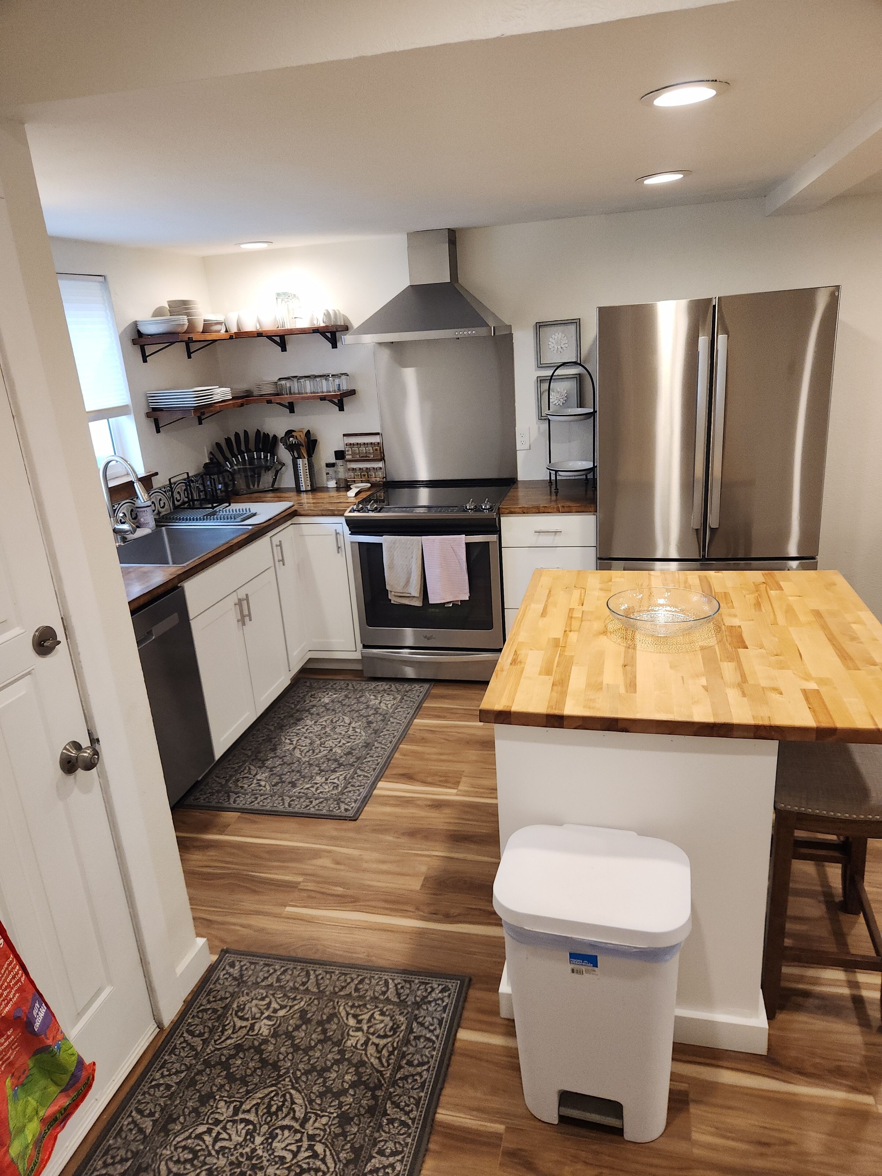 ثلاجة، فرن، موقد طهي مسطح، غسالة أطباق