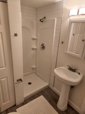 Combined shower/tub, towels, toilet paper