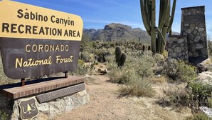 Schild für das Sabino Canyon Erholungsgebiet und den Coronado National Forest.