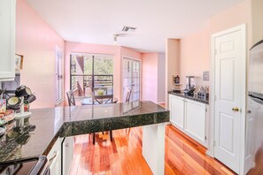 Fridge, microwave, oven, stovetop - Peaceful Modern Condo+Stunning Views+Pool+Hot Tub (Tucson)