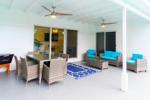 Outdoor dining - Modern Tropical Paradice (Sunrise)