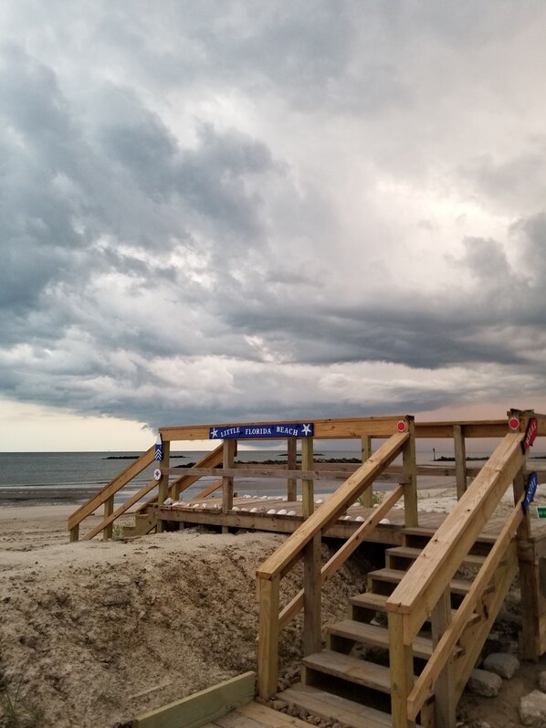 Ubicación cercana a la playa y toallas de playa