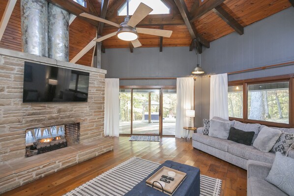 Televisor intel·ligent, llar de foc i videojocs 