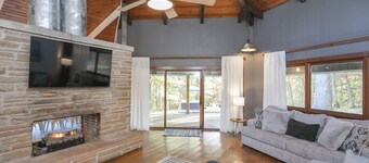 Retreat on 3 Acres w/ Paddleboards / Hot Tub / Fire-pit