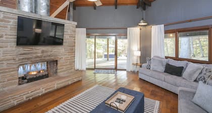 Retreat on 3 Acres w/ Paddleboards / Hot Tub / Fire-pit