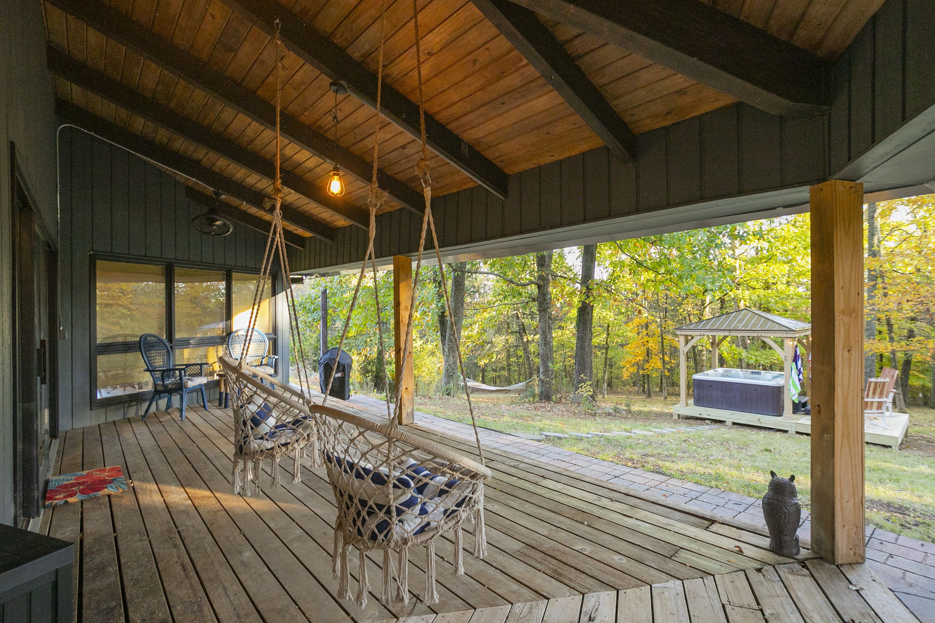 Retreat on 3 Acres w Kayaks / Hot Tub / Fire-pit