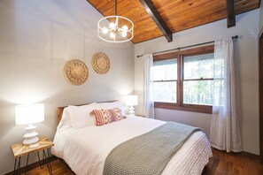 4 bedrooms, iron/ironing board, travel cot, WiFi - Retreat on 3 Acres w Kayaks / Hot Tub / Fire-pit (Mount Juliet)