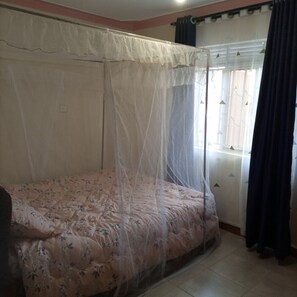 1 slaapkamer, een bureau, een strijkplank/strijkijzer, wifi