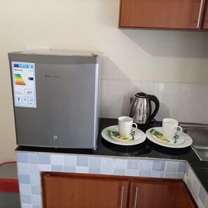 Fridge, stovetop, electric kettle, cookware/dishes/utensils
