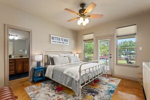 3 bedrooms, desk, iron/ironing board, free WiFi - NEW RENTAL! DEEP WATER! Cedar Creek Lakehouse w/ Golfcart & Dbl Decker Boat Dock (Trinidad)