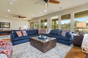 Smart TV, tavolo da ping pong, libri