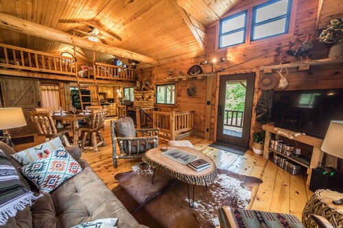 Cozy Log Cabin w/Hot Tub - King Bed - Private Acreage - Mississippi Getaway
