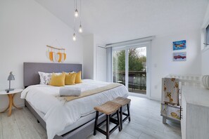 3 sovrum, skrivbord, strykjärn/strykbräda och resesäng