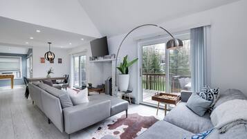 TV connectée, baby-foot, livres