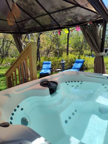 Beautiful Getaway in the Heart of the Poconos,  Pool & HotTub, Game room , Ski 