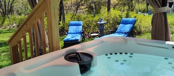 Beautiful Getaway in the Heart of the Poconos, Pool & HotTub, Game room , Ski