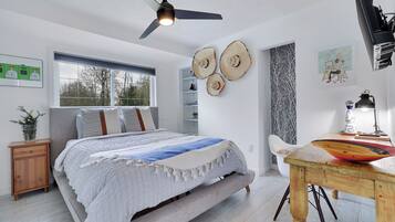 3 habitaciones, escritorio y tabla de planchar con plancha