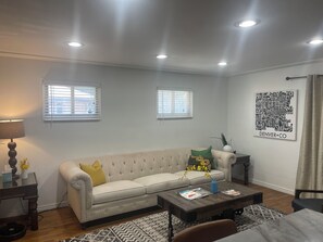 Smart TV - Classic and convenient - 4 bedroom house in the heart of Aurora! (Aurora)